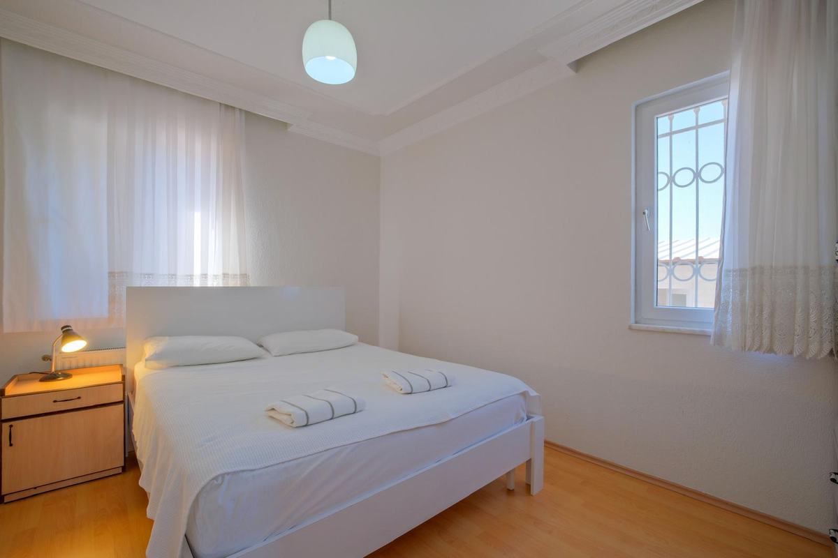 Aysel Villa'da çift kişilik yatak ve gömme dolaplı oda