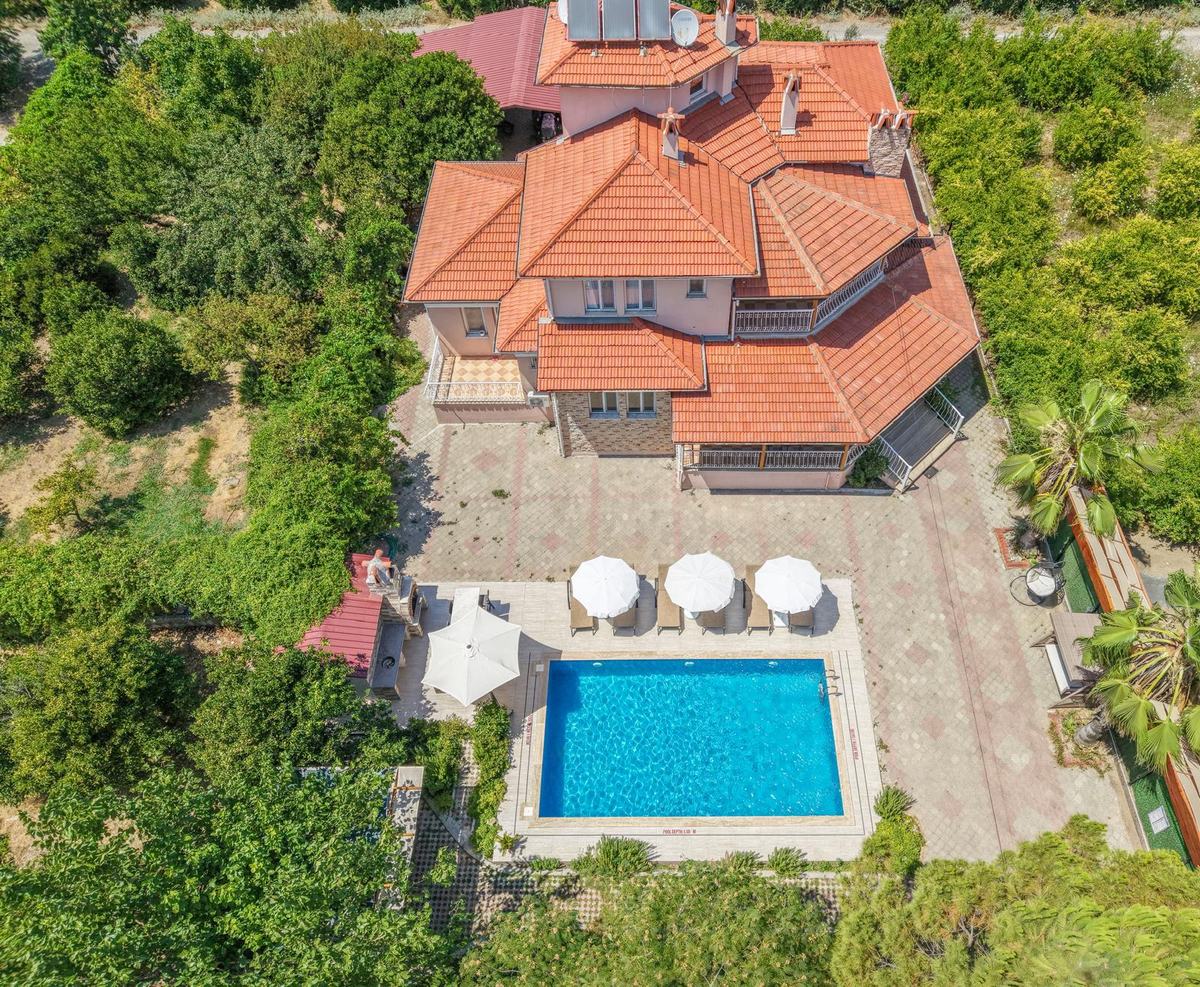 Aysel Villa, özel havuzu ve bahçesinin drone görünümü