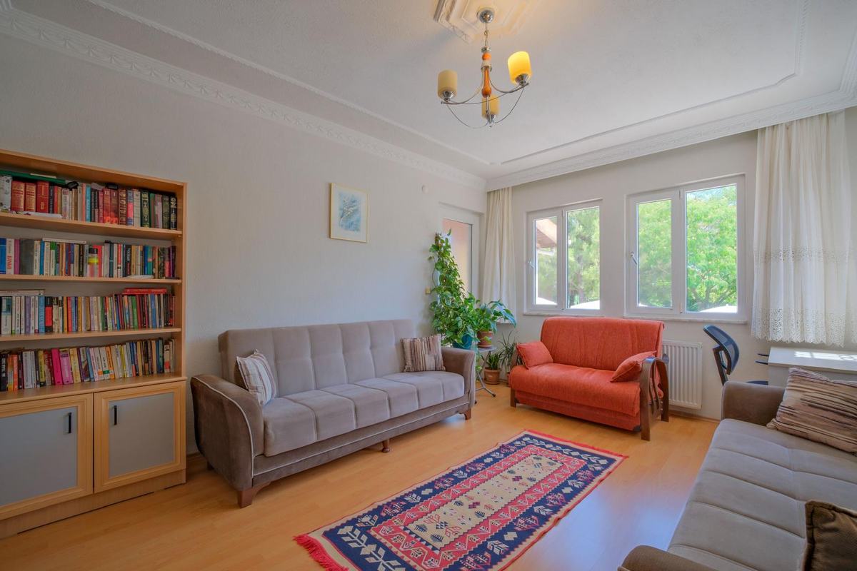 Aysel Villa salonundaki kitaplık ve dinlenme alanı